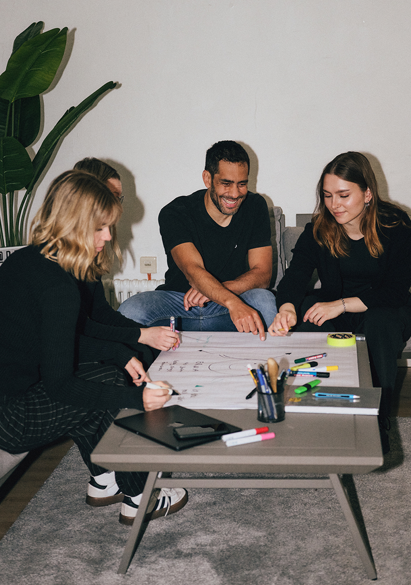 Immer der stärksten Vision folgend Das Projektscheune-Team sitzt gemeinsam am Tisch und erarbeitet sich ein Thema.