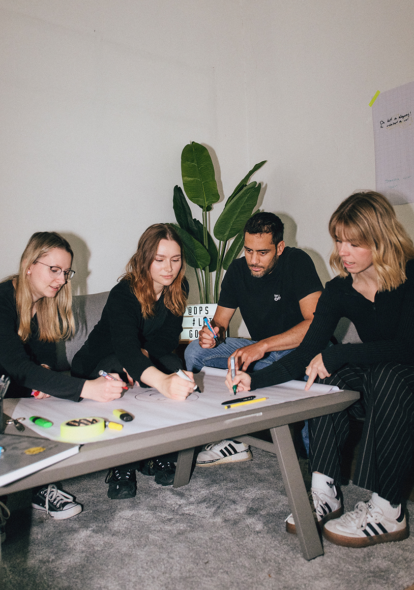 Das Projektscheune-Team arbeitet gemeinsam an einem Thema.